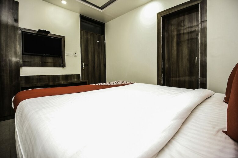 Oyo 15424 Hotel Galaxy Palace