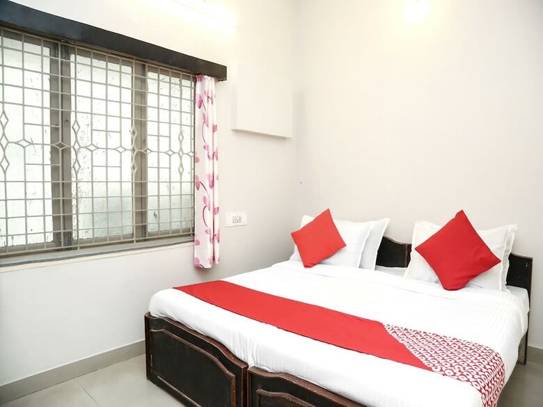 Hotel Oyo 14623 Travellers Inn