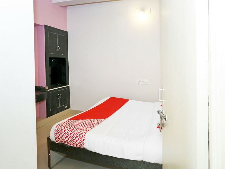 Hotel Oyo 14623 Travellers Inn