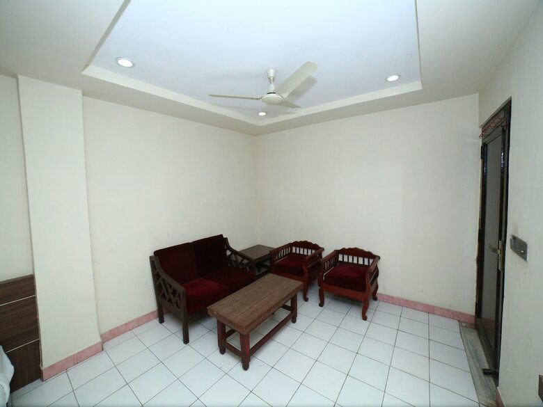 Oyo 1067 Hotel Surbhi