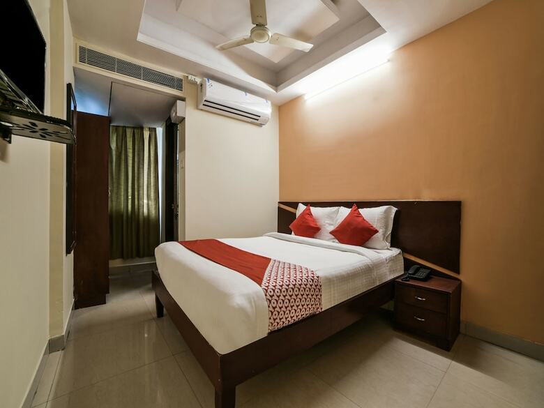 Oyo 16061 Hotel Holly Hock