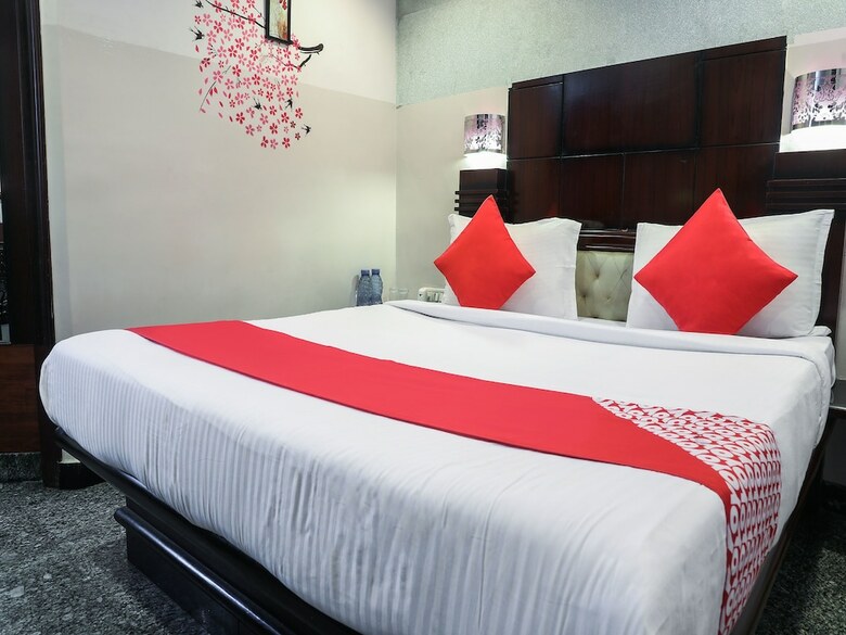 Oyo 5527 V Hotels Banjara