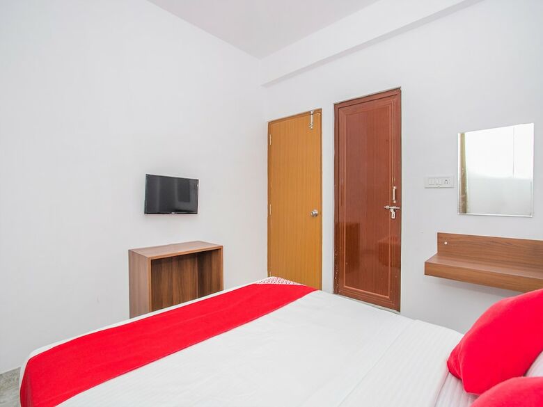 Hotel Oyo 15695 Varcity Comforts