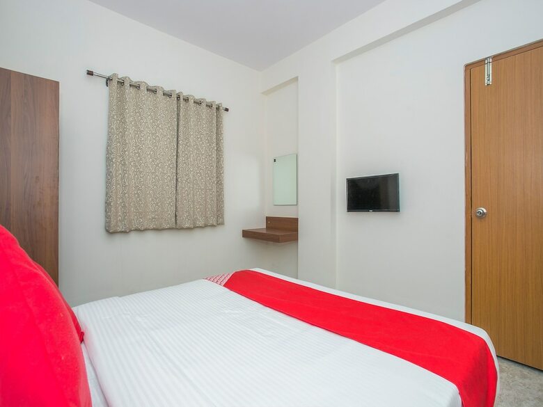 Hotel Oyo 15695 Varcity Comforts