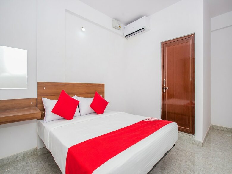 Hotel Oyo 15695 Varcity Comforts