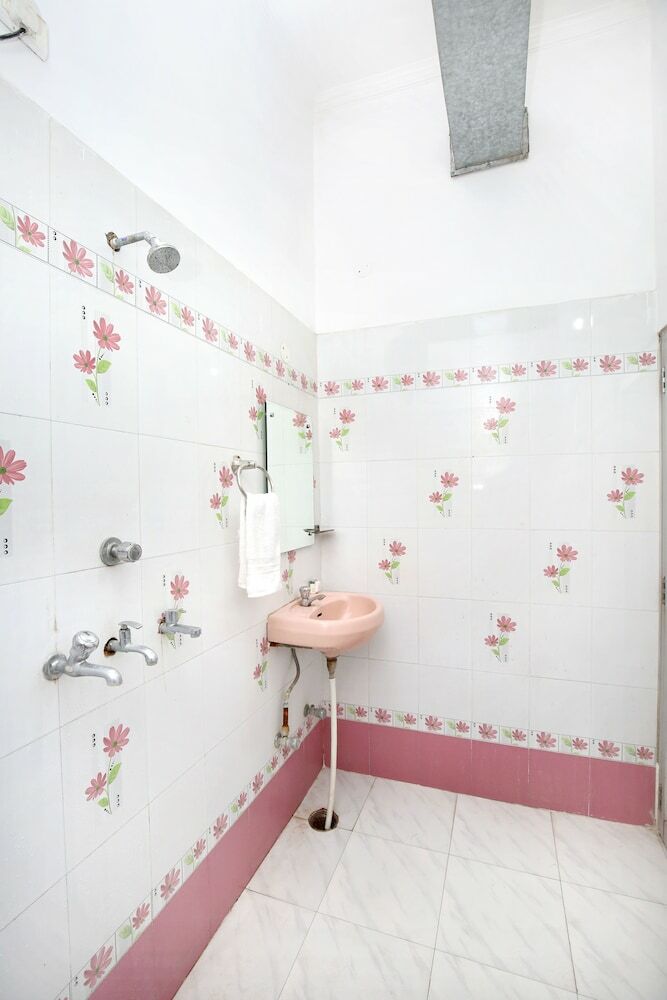 Oyo 4738 Hotel Re-birth
