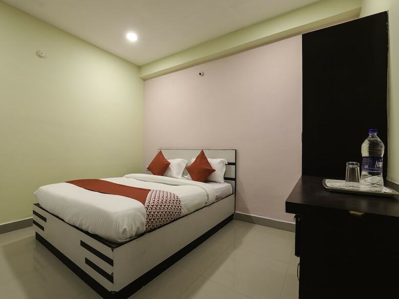 Hotel Oyo 16083 Athidi Grand