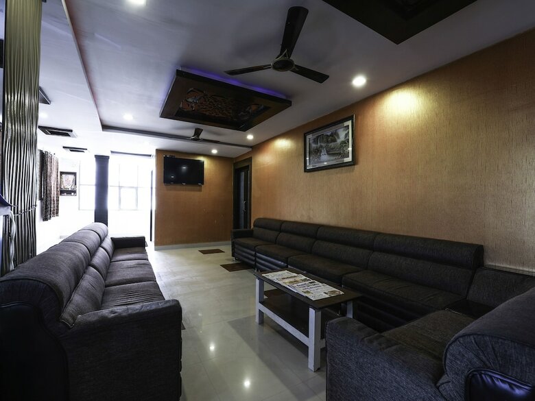 Hotel Oyo 16083 Athidi Grand