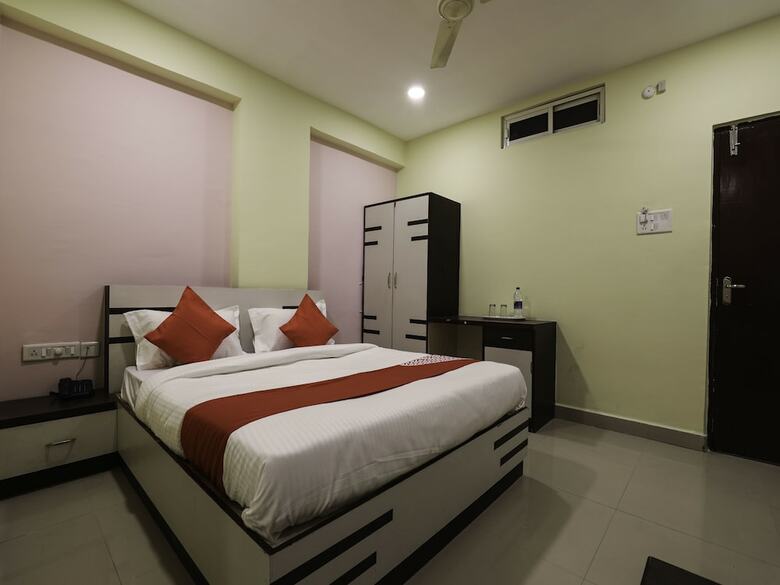 Hotel Oyo 16083 Athidi Grand