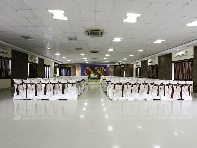 Hotel Oyo 16083 Athidi Grand