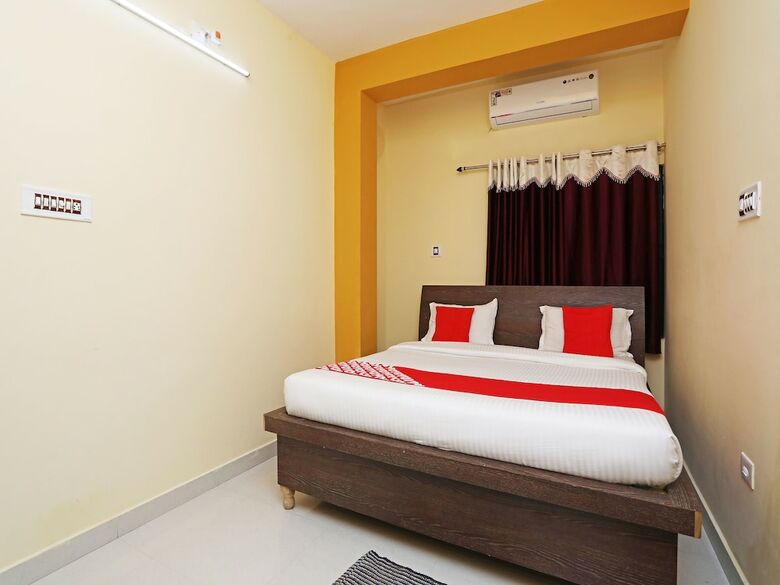 Oyo 16821 Hotel Senapati Palace