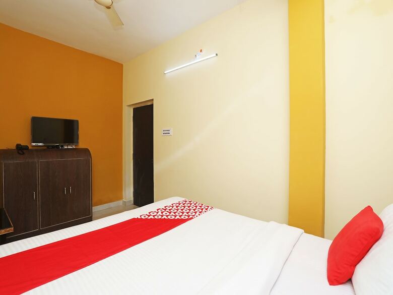 Oyo 16821 Hotel Senapati Palace