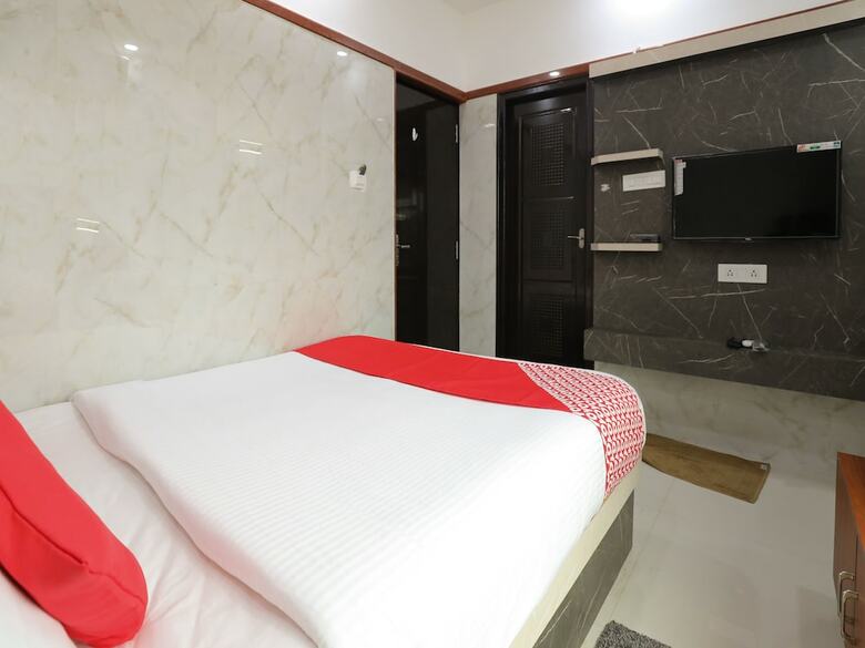 Hotel Oyo 16537 Guru Comforts