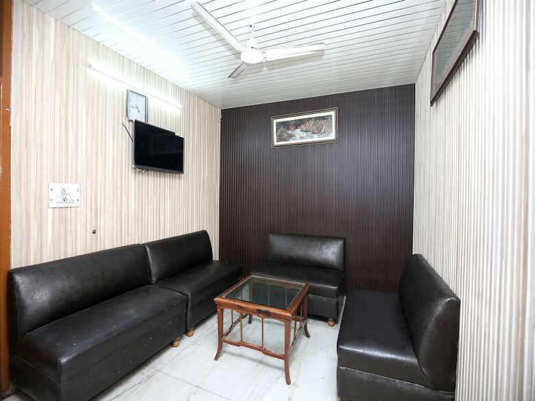 Oyo 16736 Hotel Hm Crystal
