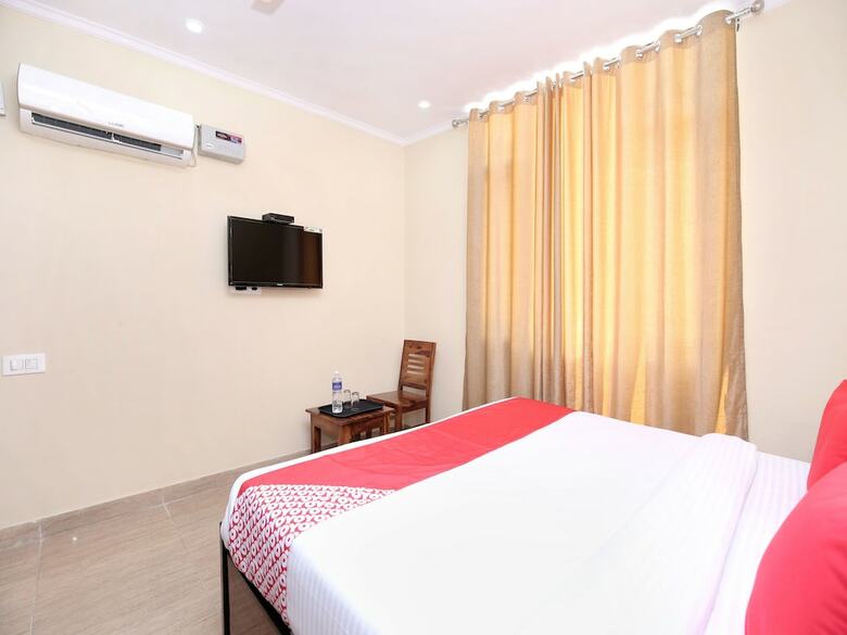 Oyo 16875 Hotel Skyz