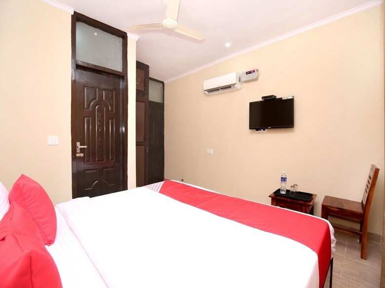 Oyo 16875 Hotel Skyz