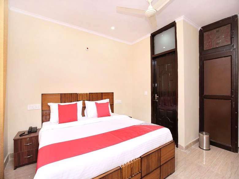 Oyo 16875 Hotel Skyz