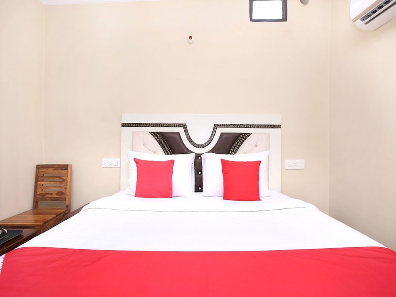Oyo 16875 Hotel Skyz