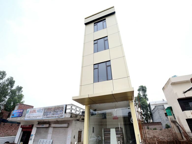 Oyo 16875 Hotel Skyz