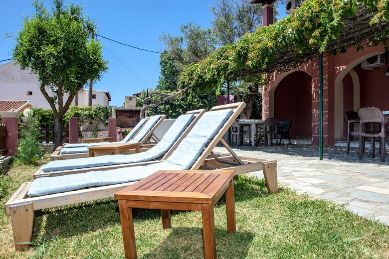 Hotel Eleana Apartments And Studios