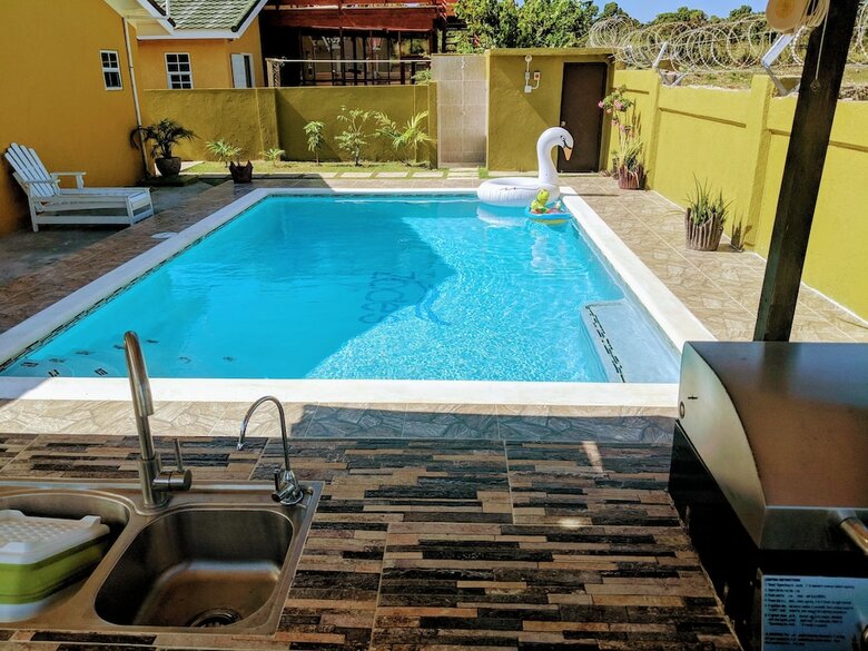 Zade's Vacation Home With Spa Pool & Bbq