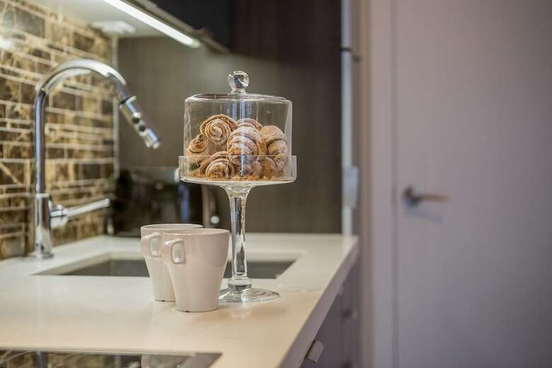 Quickstay - Stylish 2-bedroom Downtown Condo