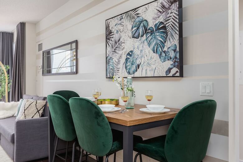 Quickstay - Stylish 2-bedroom Downtown Condo