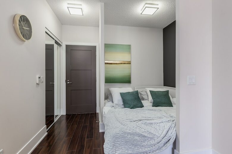 Quickstay - Stylish 2-bedroom Downtown Condo