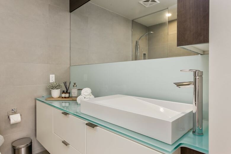 Quickstay - Stylish 2-bedroom Downtown Condo
