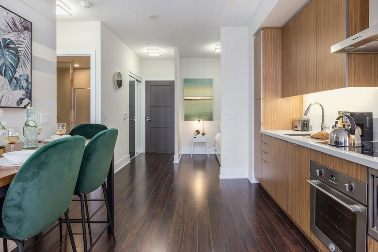 Quickstay - Stylish 2-bedroom Downtown Condo