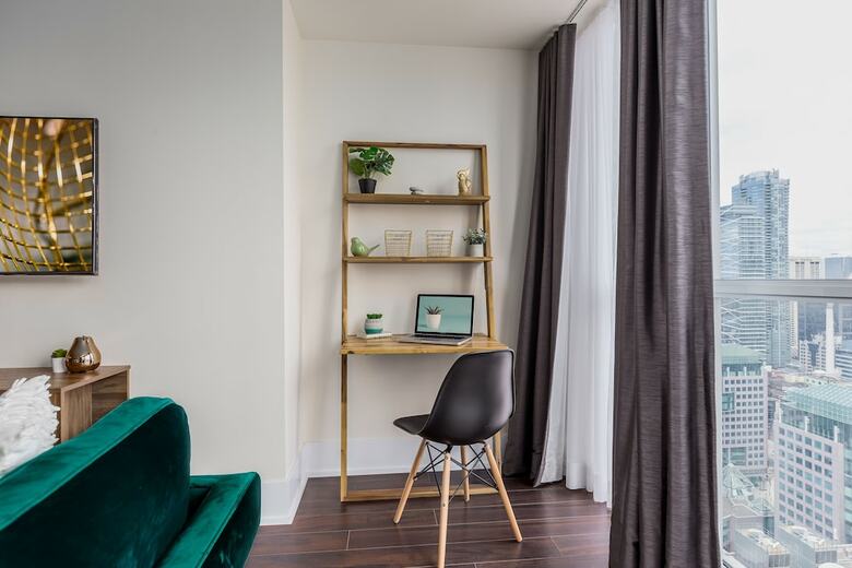Quickstay - Stylish 2-bedroom Downtown Condo