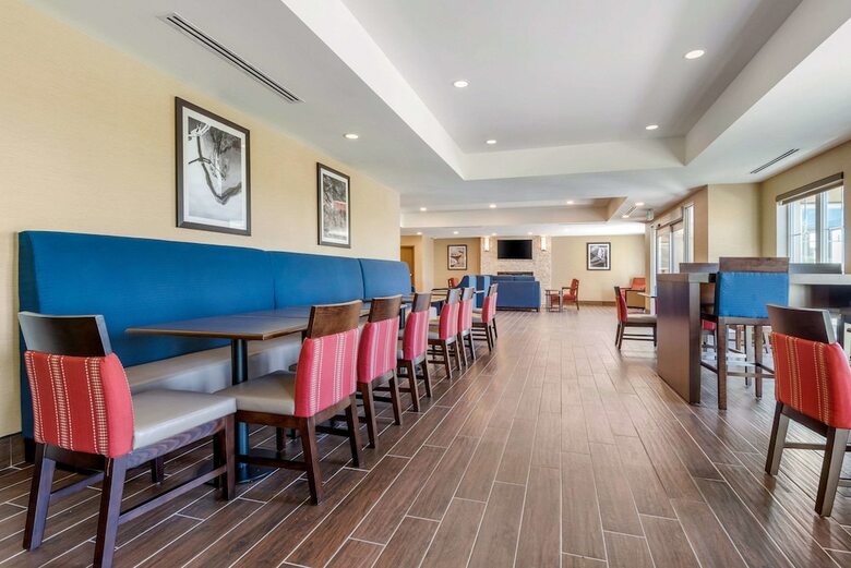 Hotel Comfort Inn & Suites