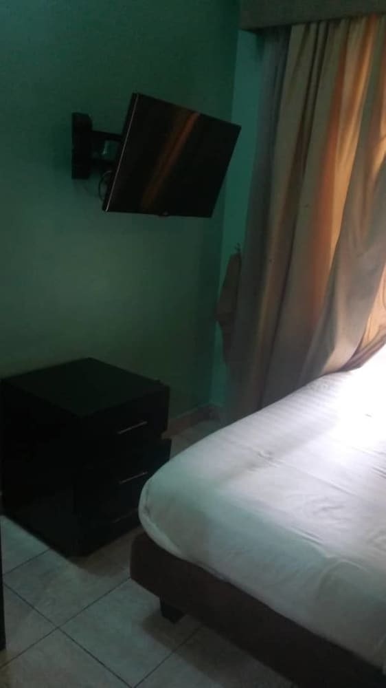 Lagoon Crest Hotel