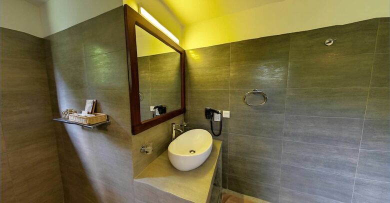 Hotel Ehalagala Lake Resort
