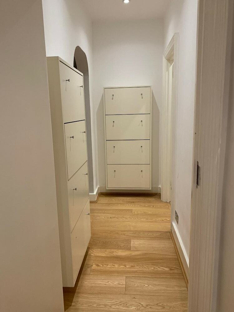Hans Crescent Apartment