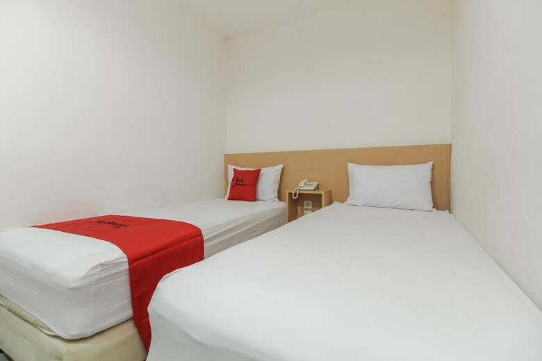 Hotel Reddoorz Plus Near Galaxy Bekasi