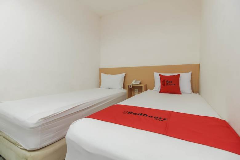Hotel Reddoorz Plus Near Galaxy Bekasi