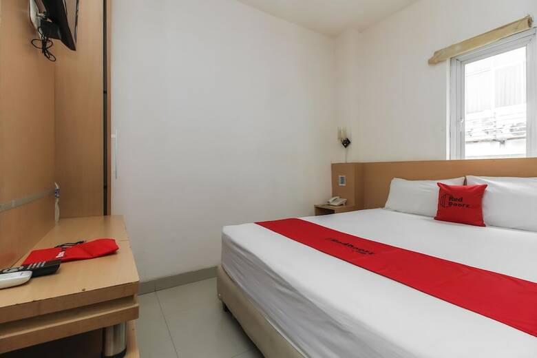 Hotel Reddoorz Plus Near Galaxy Bekasi