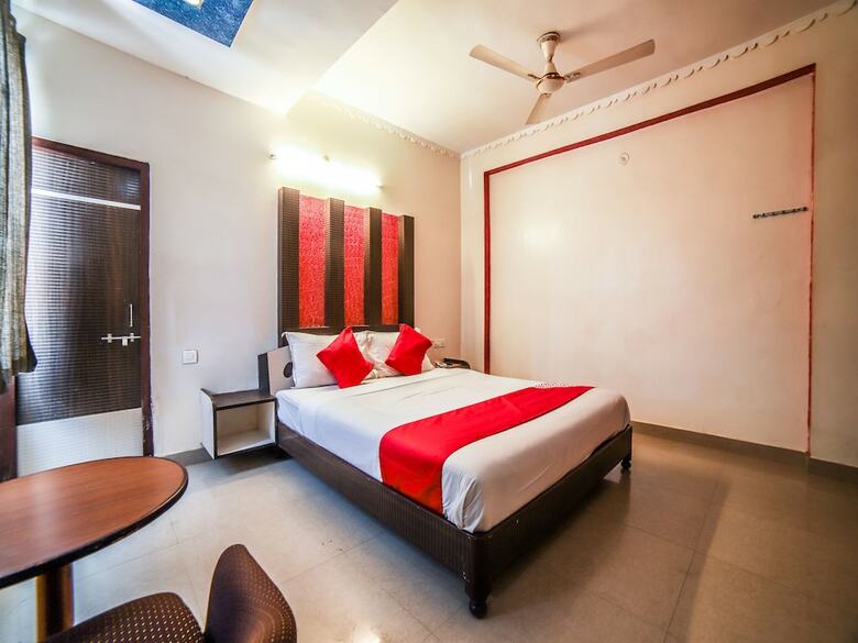 Oyo 14816 Hotel Omni