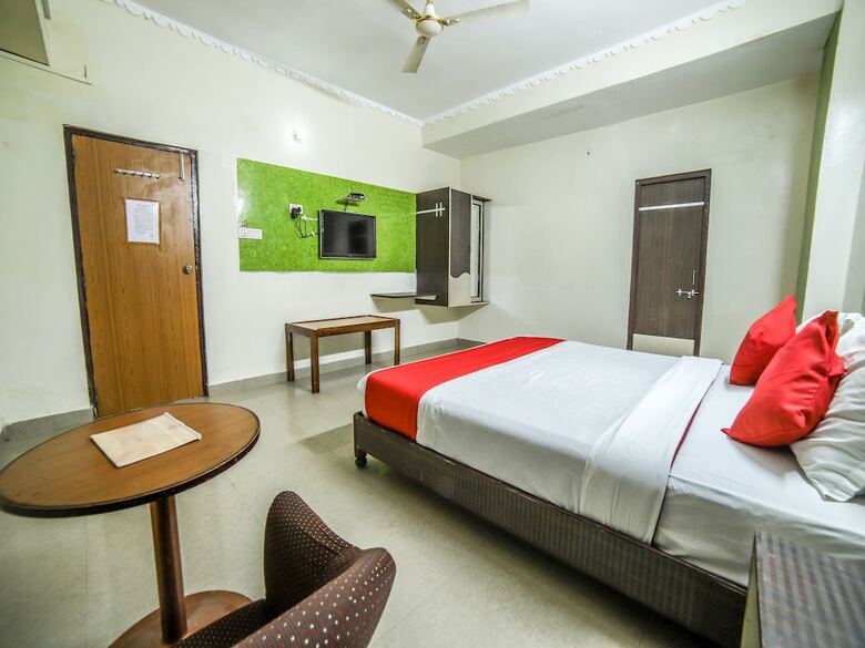 Oyo 14816 Hotel Omni
