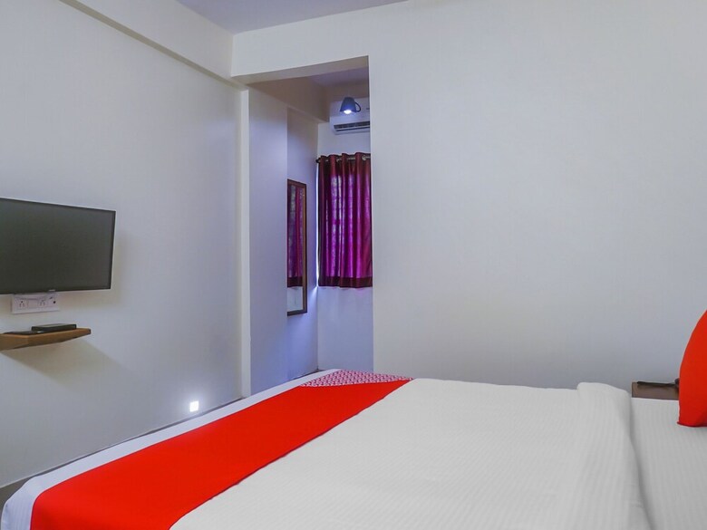 Oyo 11551 Hotel Pioneer 2