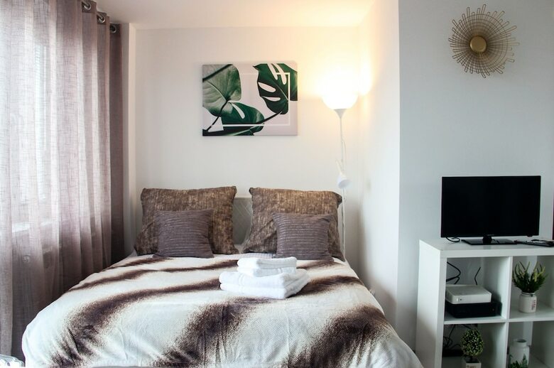 Sunny City Center Apartment