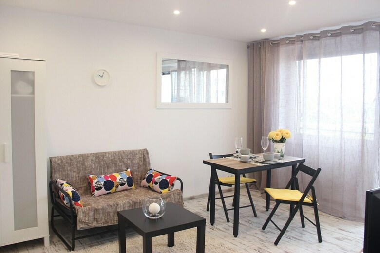 Sunny City Center Apartment