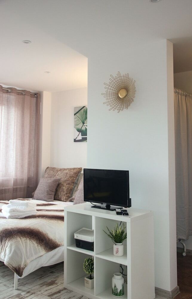 Sunny City Center Apartment