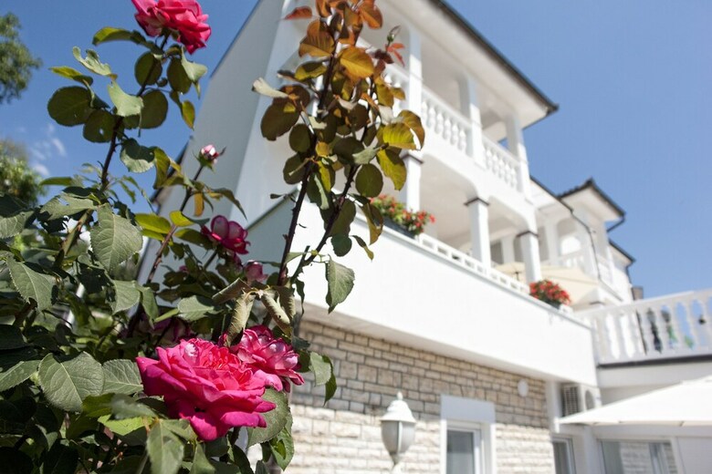 Apartment Garden With Swimming Pool