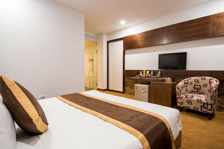 My Hotel ? Night Hanoi