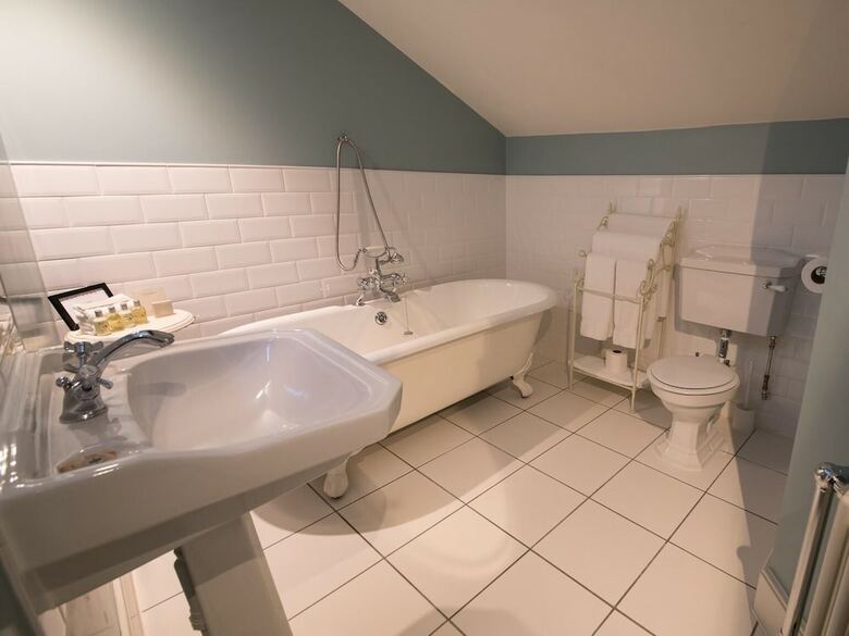 Hotel Checkers Pantry With Rooms