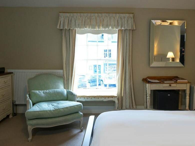 Hotel Checkers Pantry With Rooms