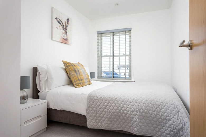 Elliot Oliver - Luxury 3 Bedroom Town Centre Apartment