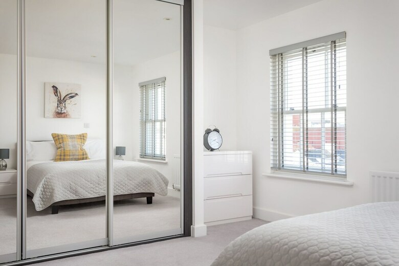Elliot Oliver - Luxury 3 Bedroom Town Centre Apartment